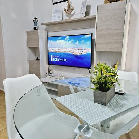 La Casa De Veronica - Serene Apartment With Shared Pool, Steps From The Beach Torrevieja Eksteriør bilde