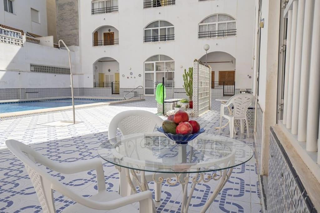 La Casa De Veronica - Serene Apartment With Shared Pool, Steps From The Beach Torrevieja Eksteriør bilde