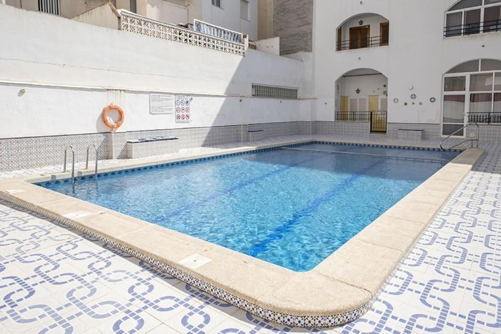 La Casa De Veronica - Serene Apartment With Shared Pool, Steps From The Beach Torrevieja Eksteriør bilde