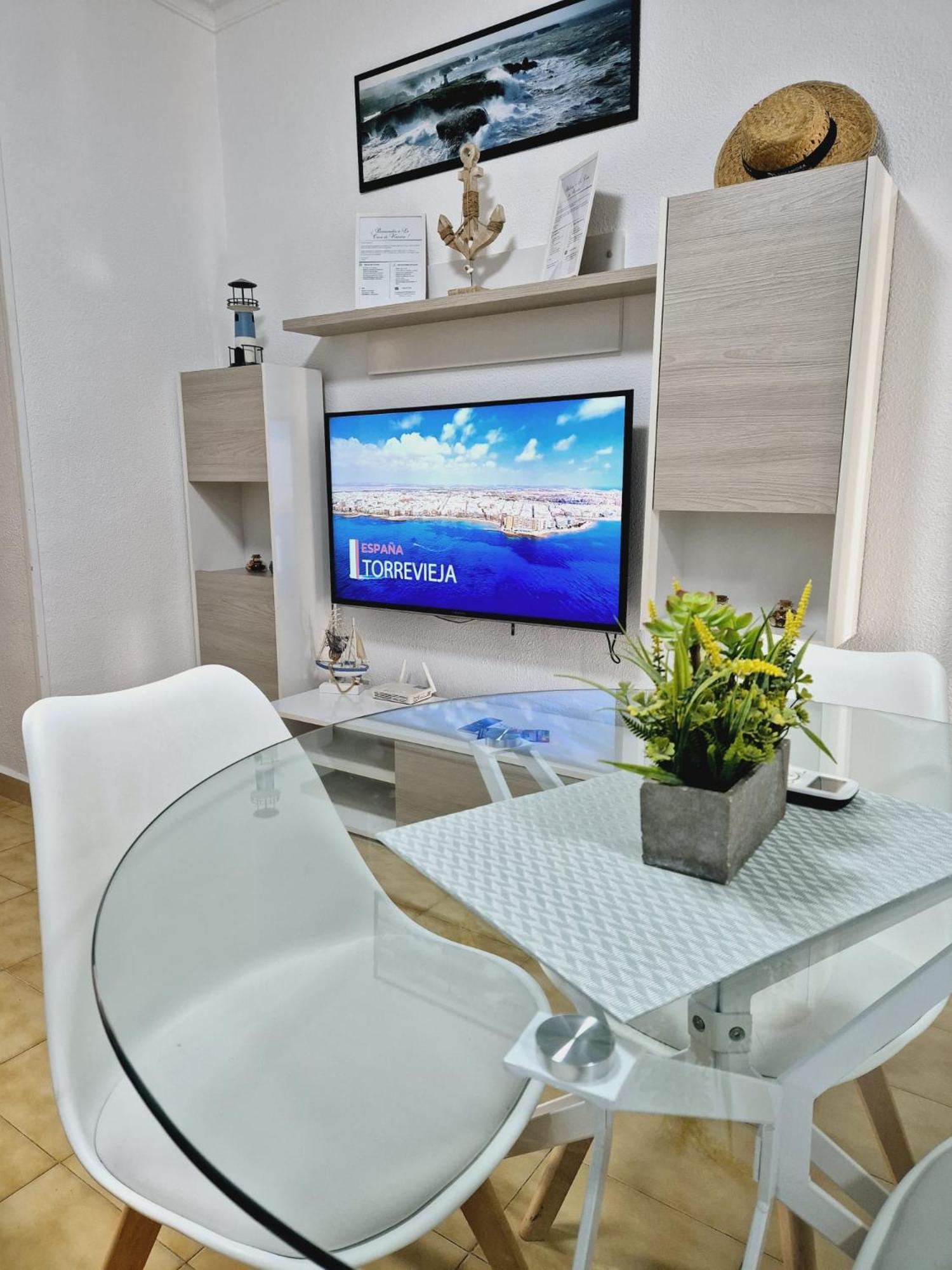 La Casa De Veronica - Serene Apartment With Shared Pool, Steps From The Beach Torrevieja Eksteriør bilde
