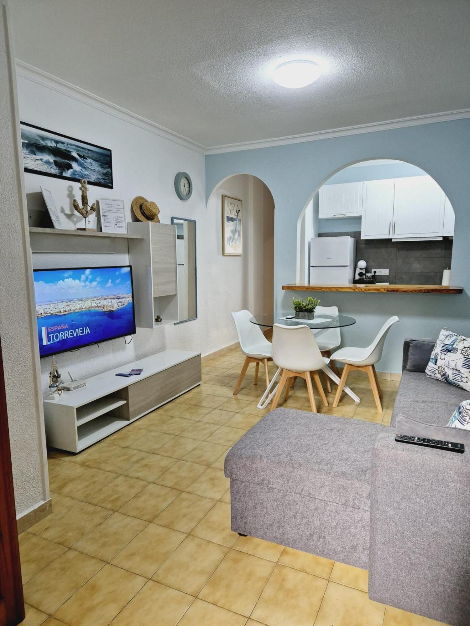 La Casa De Veronica - Serene Apartment With Shared Pool, Steps From The Beach Torrevieja Eksteriør bilde
