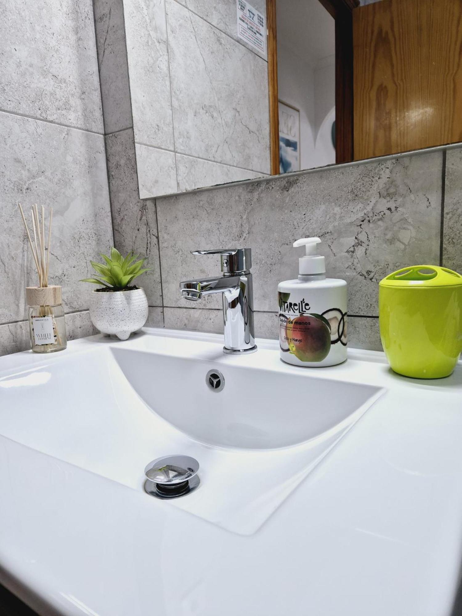 La Casa De Veronica - Serene Apartment With Shared Pool, Steps From The Beach Torrevieja Eksteriør bilde