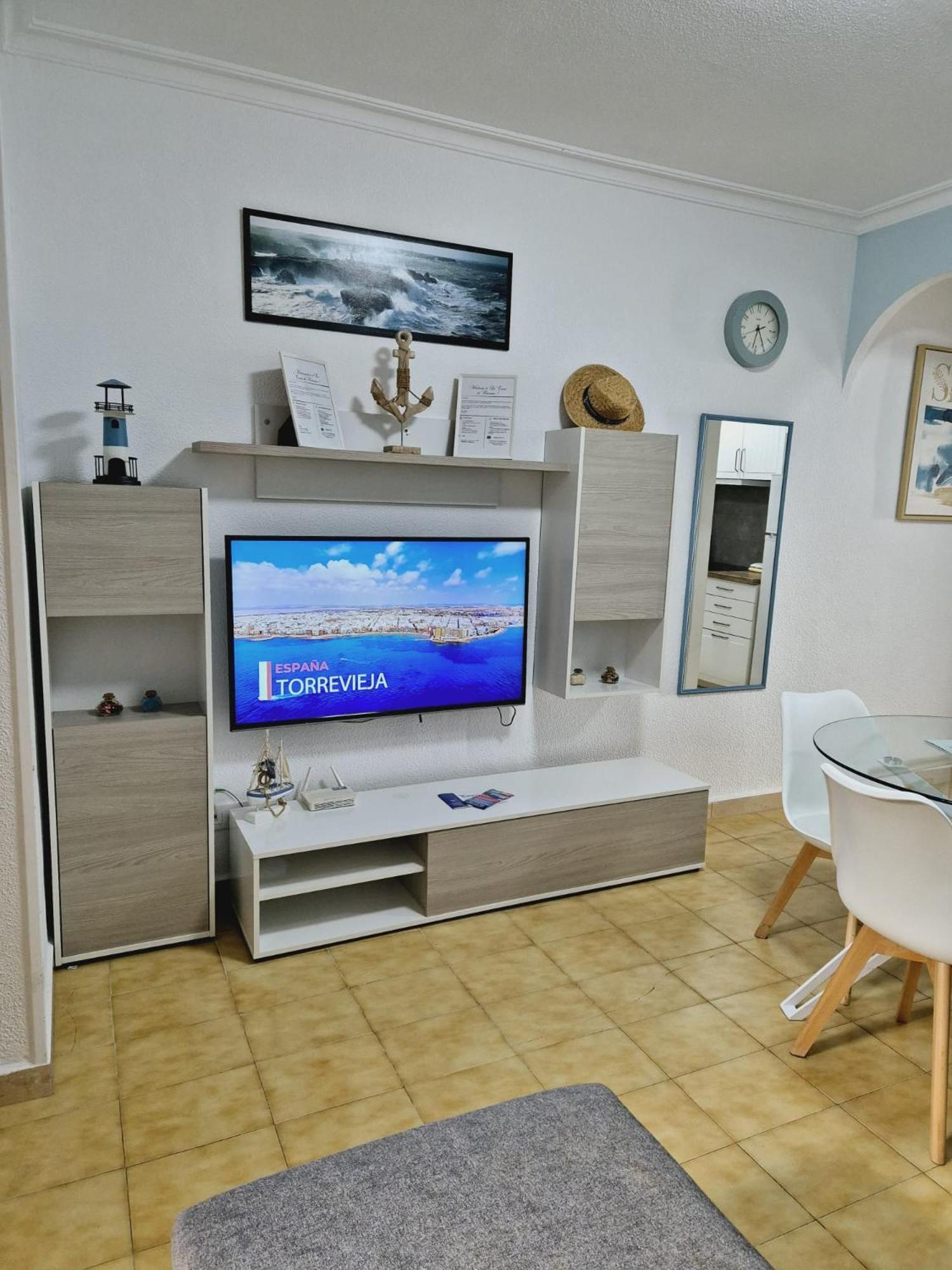 La Casa De Veronica - Serene Apartment With Shared Pool, Steps From The Beach Torrevieja Eksteriør bilde